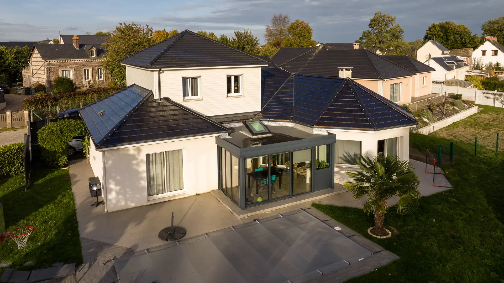 Vue aérienne d'une maison surélevée avec extension vitrée