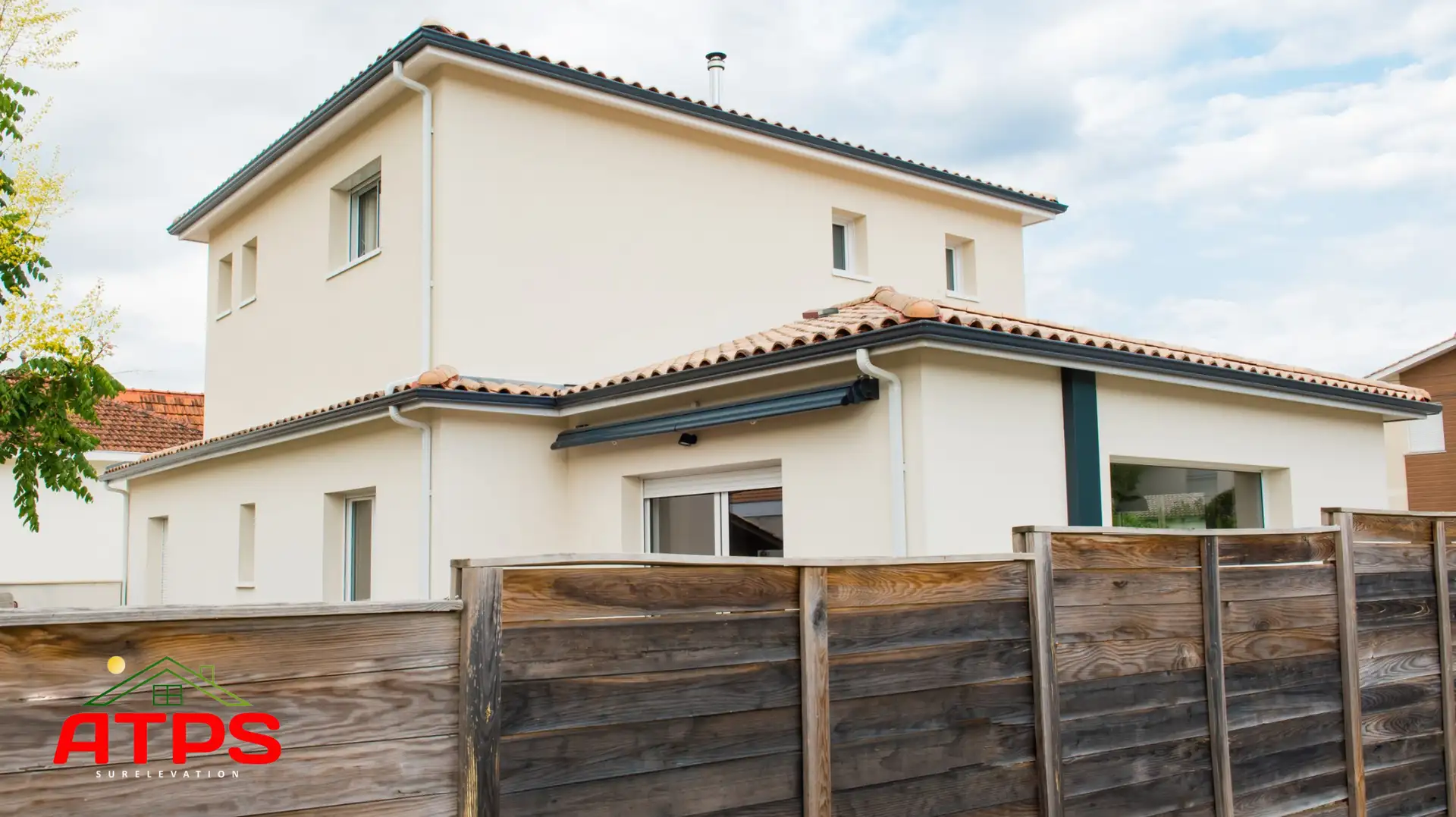 Maison surélevée d'un étage par ATPS Ossatures Bois, en Gironde